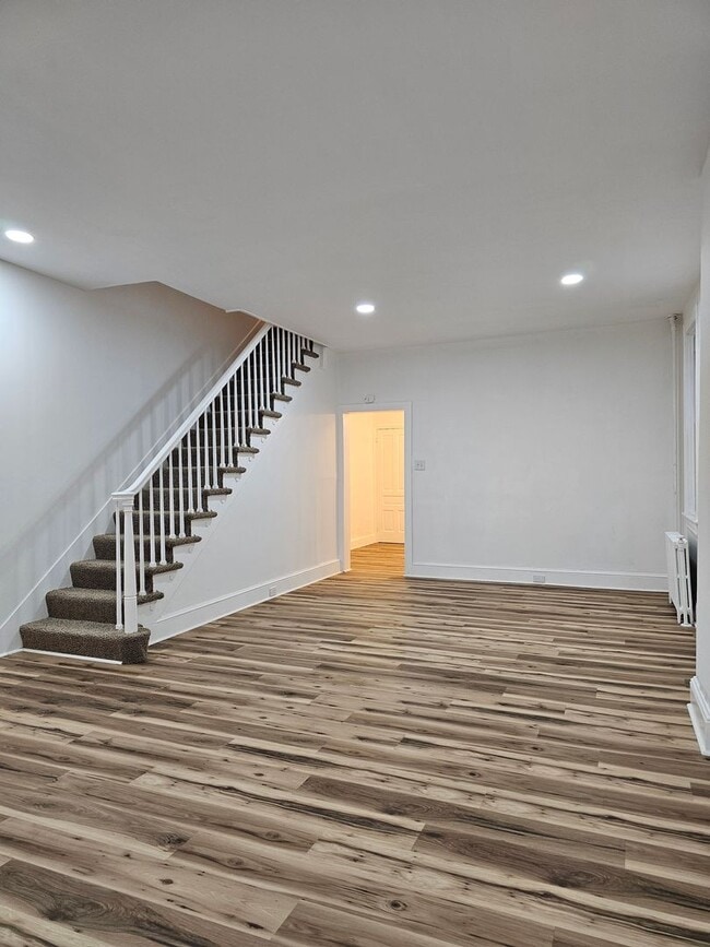 Photo - 921 W Poplar St