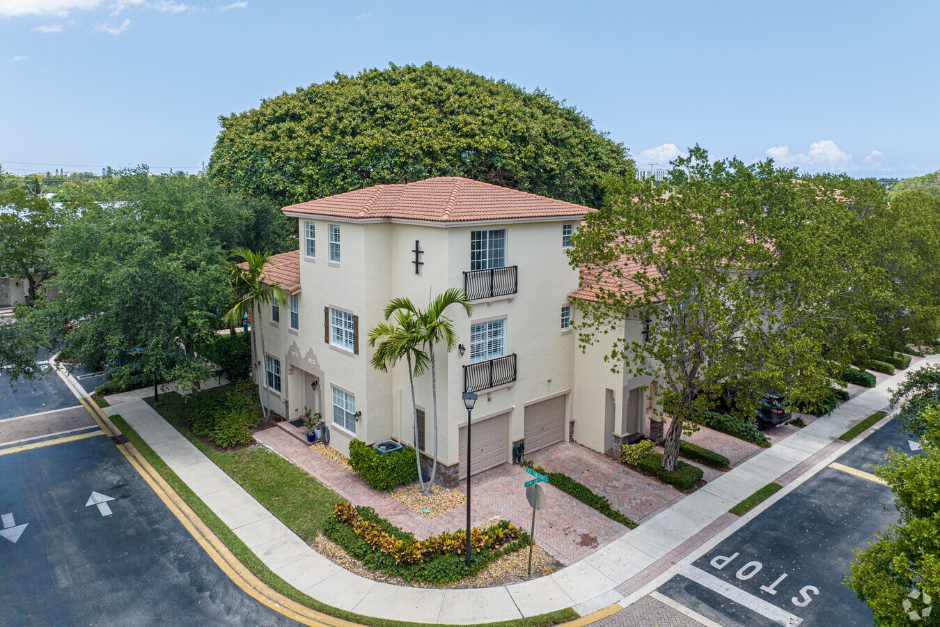 Primario - Village At Swinton Square Condominium