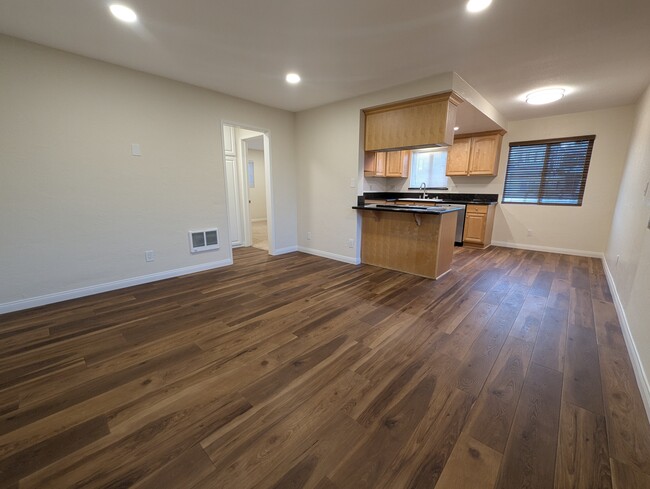 Living area - 126 S Helberta Ave Apartamentos Unidad Upper