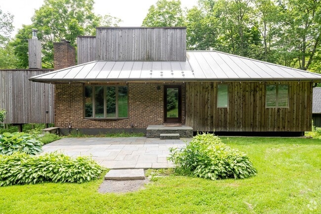 Building Photo - 699 Tower Hill Rd Rental