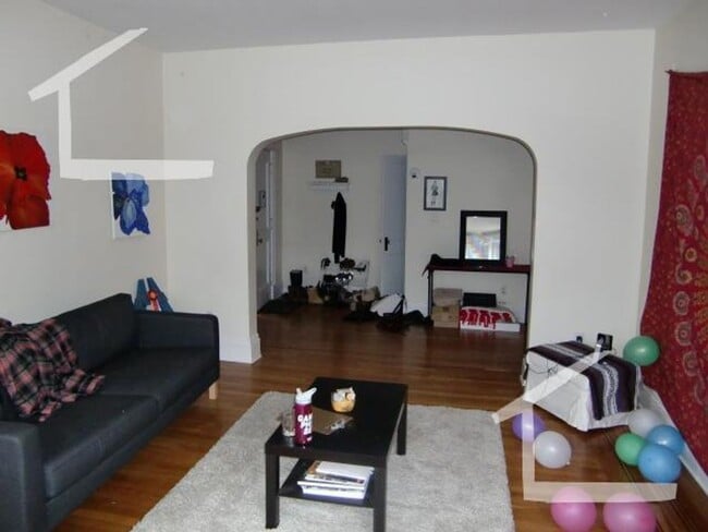 Building Photo - BU East Massive 2 bed flat Near St Mary  Hurry for this one  Be gone by March!