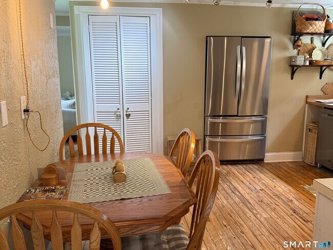 Photo - 252 W Norwalk Rd