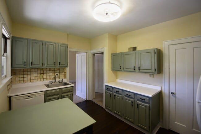 Building Photo - 3563 Erie Ave Unit East Hyde Park Apartment