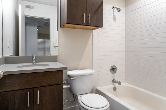 Photo - 203 W 39th St Unidad 109