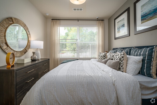 1BR, 1BA - 768SF