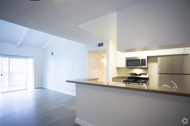2BR, 2BA-940 SF
