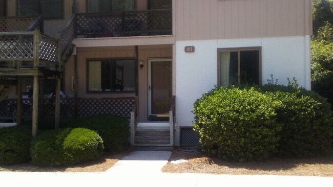 2BR Candle Wyck Community located on kerr Ave, Walk to UNCW, Shopping and Breweries Ground floor ...