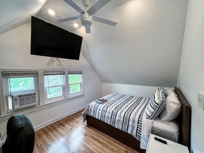 Photo - 109 Cook St