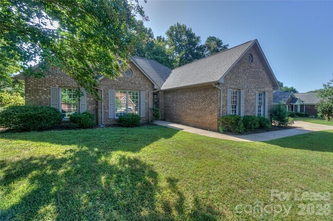 Photo - 840 Emerson Dr