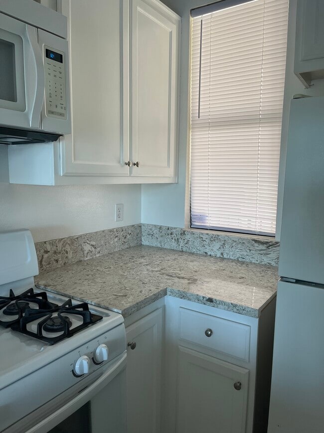 Building Photo - 555 Maine Ave Unit 311