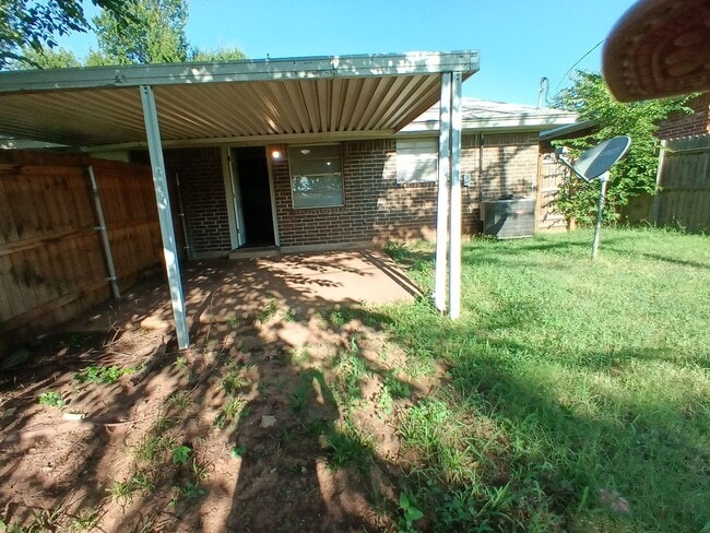 Building Photo - 4028 Locust Dr Rental
