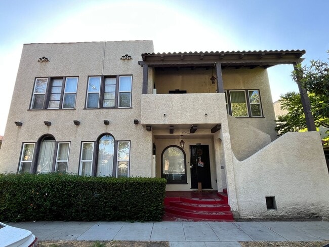 Building Photo - LARGE DOWNSTAIRS ONE BEDROOM ONE BATH! Unit 2516
