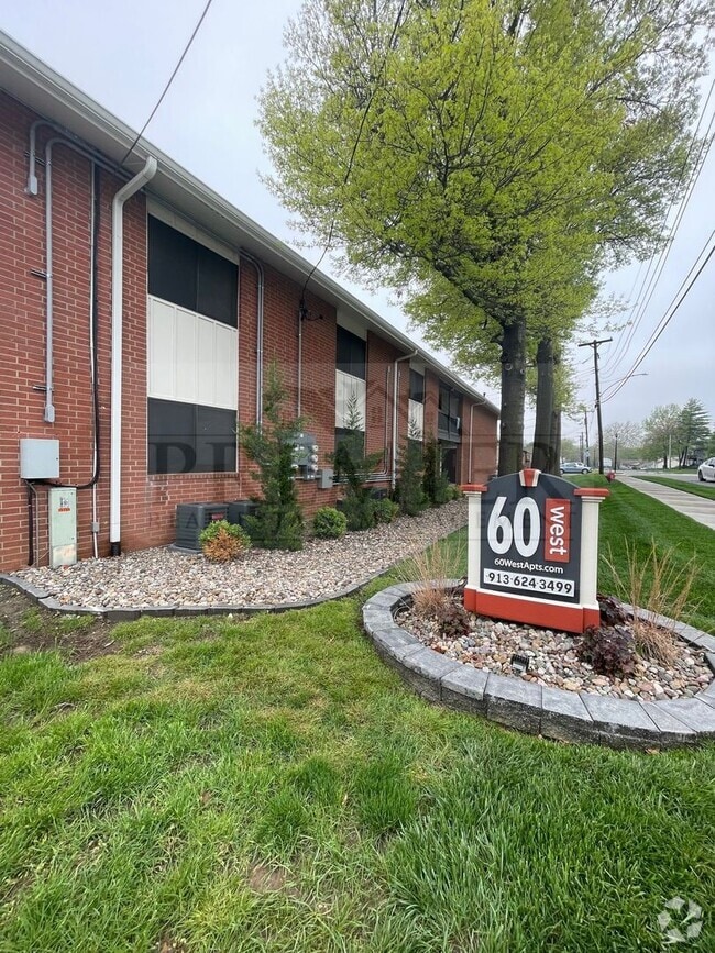 Building Photo - Updated 1 bed / 1 bath apartment - 60 West... Unit 60W-6053