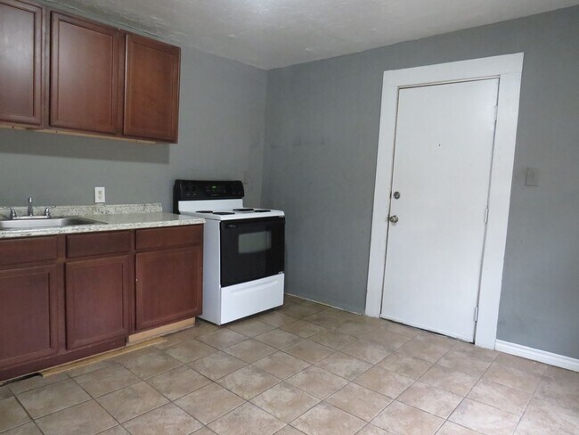 Photo - 1610 SW D Ave Unit MAIN HOUSE