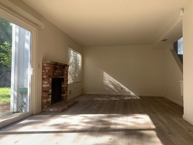 Building Photo - 2 bed 1.5 bath with a 2-car garage in Rocklin Rental