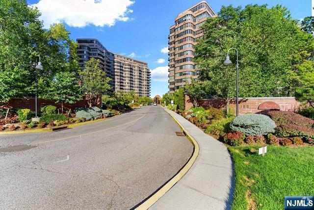 Building Photo - 100 Carlyle Dr Unit 11G-N Rental