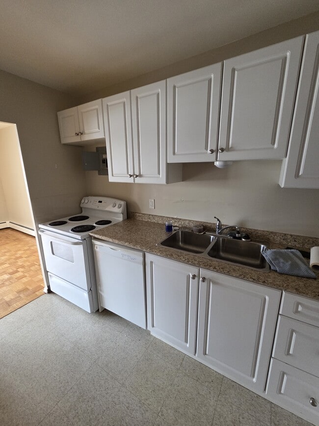 Photo - 1061 Queen's Blvd Unité 103