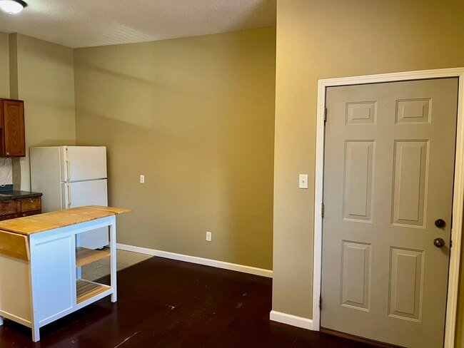 Photo - 105 W Market St Unit 2