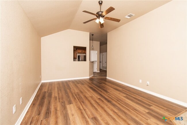 Photo - 402 Sladecek Dr