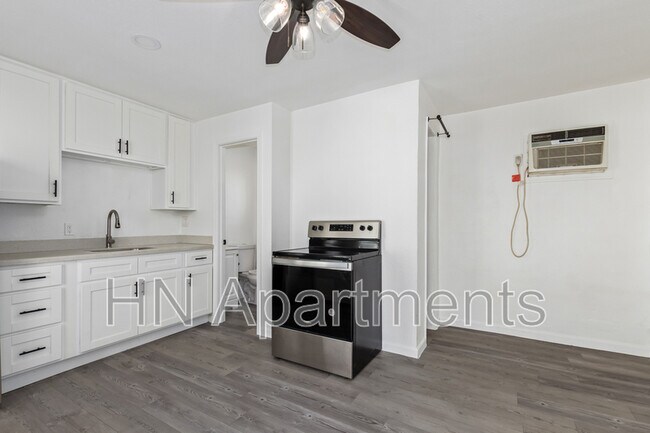 Building Photo - 2412 E Monroe St