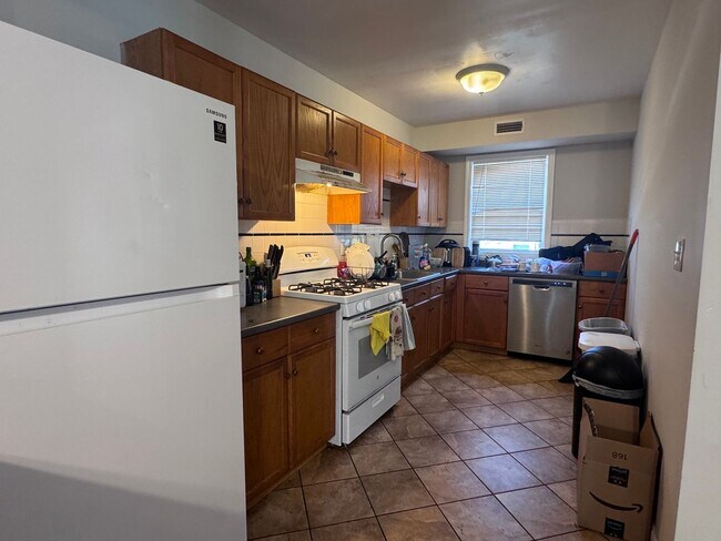 Photo - NO BROKER FEE!! CENTRAL AIR! **HUGE** 4 BED/2 BATH ALLSTON TOWNHOUSE AVAIL 9/1