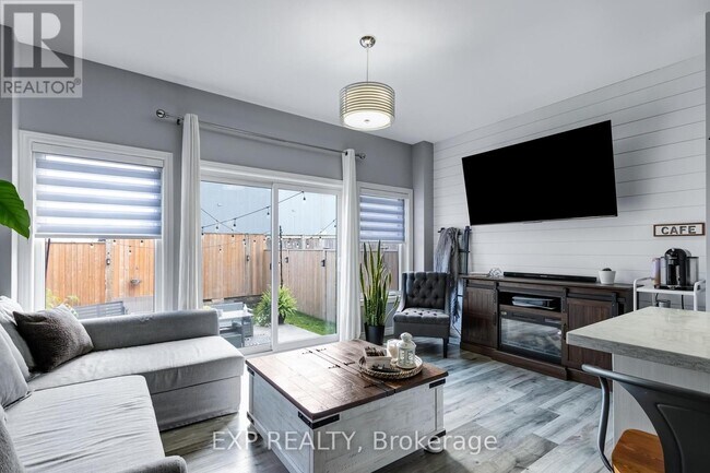 Photo - 688 Dunn Ave