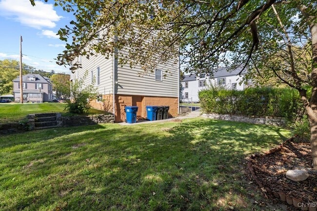 Building Photo - 401 Valley Dr