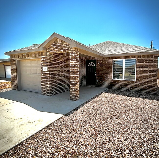 Building Photo - "Charming 3-Bedroom Haven with 2 Full Bath...