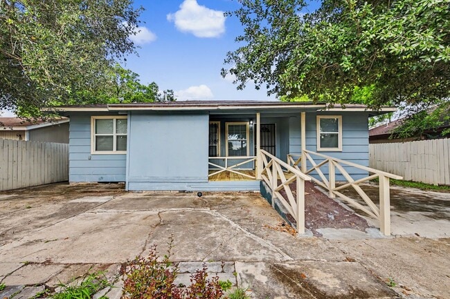 Building Photo - SPACIOUS! LOCATION!