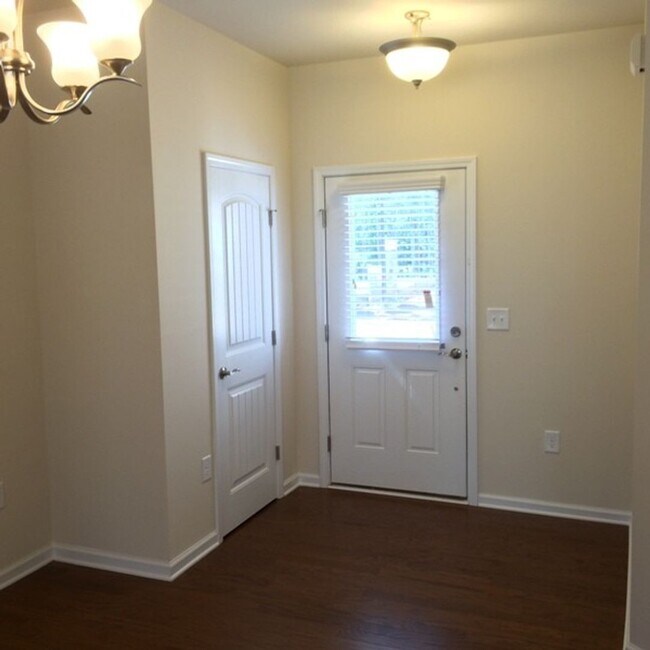 Photo - 111 Tuftin Dr