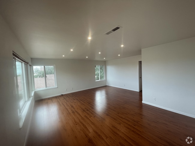 Building Photo - 8079 Greenridge Dr Unit 80 Rental