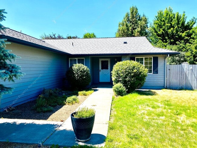 Building Photo - 3BR single-level rancher in SE Bend with large fully-fenced backyard