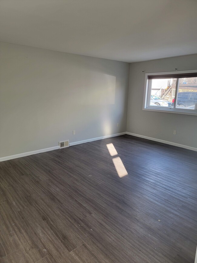 Livingroom - 307 Rustic Ave Unit House