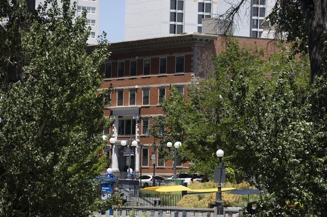 ONE18 West Street Residential