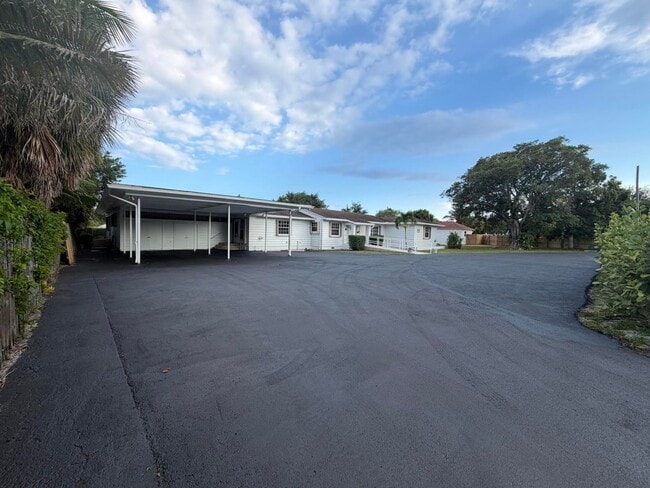 Photo - 202 Palm Ct