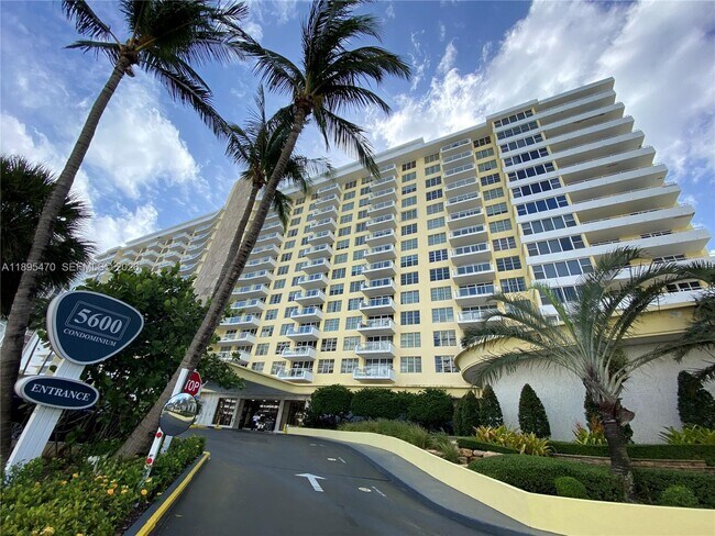 Building Photo - 5600 Collins Ave Unit 4E