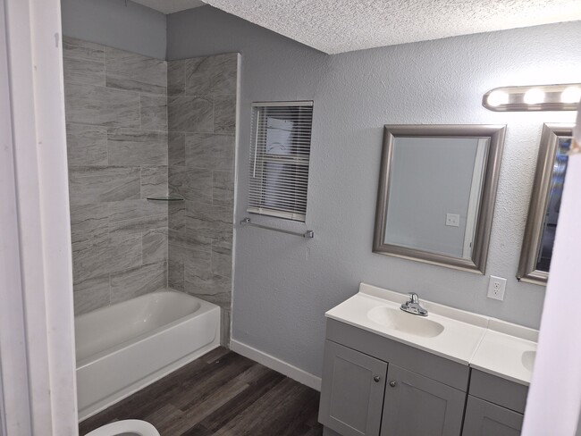 Photo - 211 E 17th St