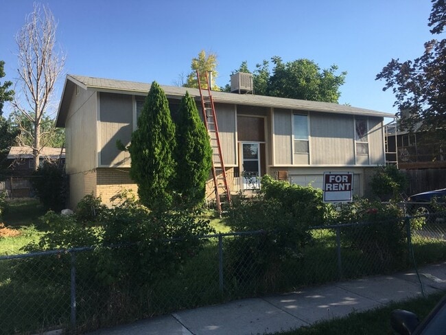 Building Photo - 3359 Hillsboro Dr