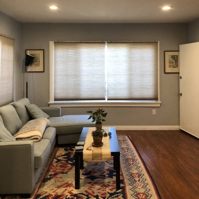 4646 W 18th St Unit 4646