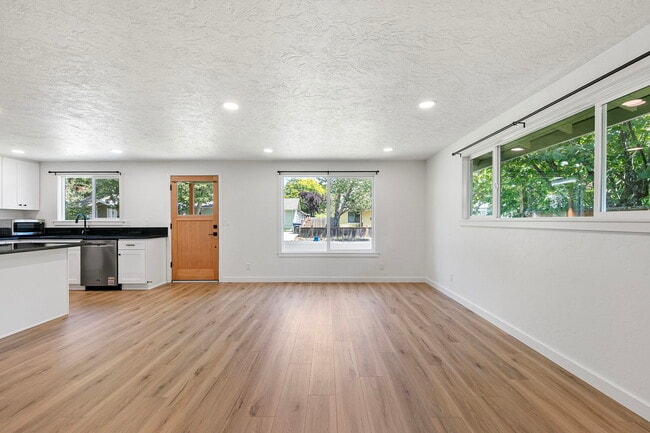 Photo - 2438 Potter St