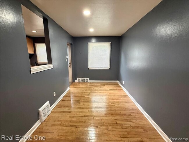 Photo - 9150 St Marys St