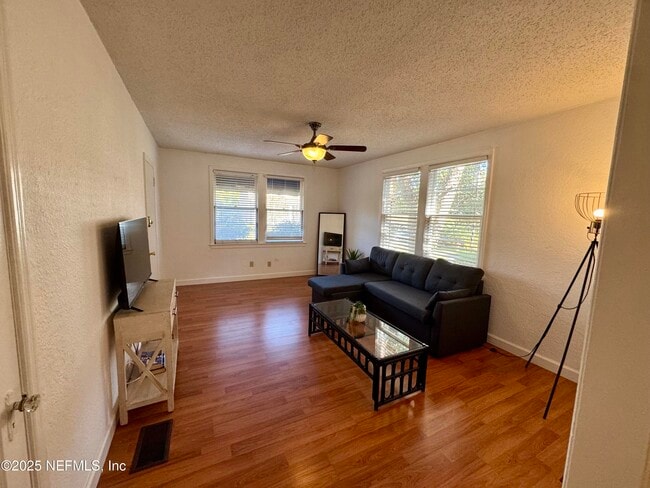 Photo - 2336 Herschel St