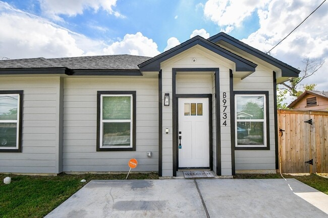 Photo - 9734 Pelsey St