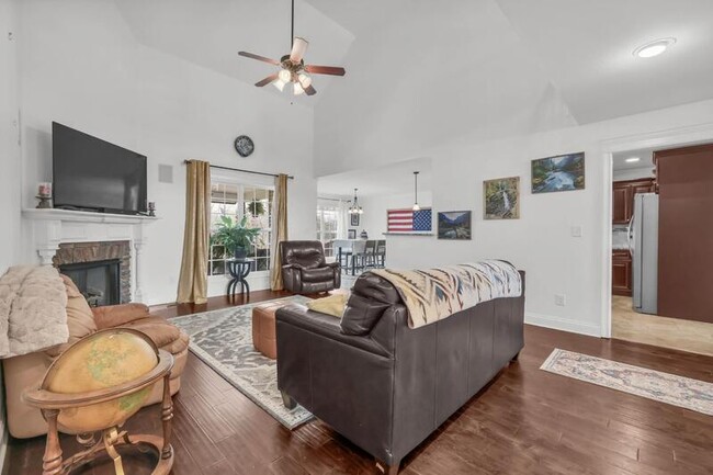 Photo - 820 Carousel Ct