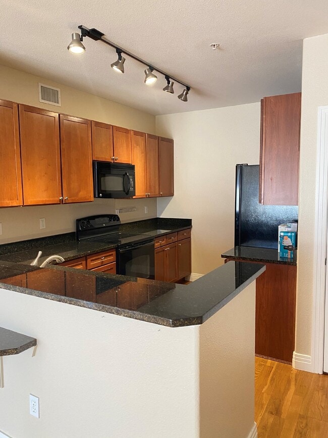 Photo - ****MOVE IN SPECIAL**: Move in before Nove... Unidad #115