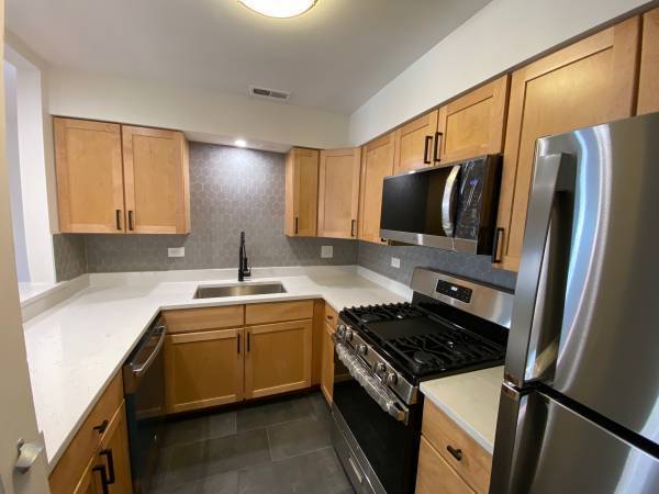 Building Photo - 1455 W Fullerton Ave Unit 302