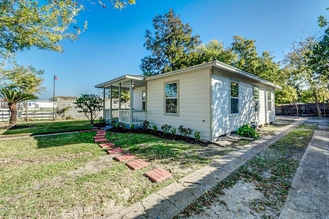 Photo - Homes For Rent In TX: Texas City 77590 – 9th Ave N 2BR