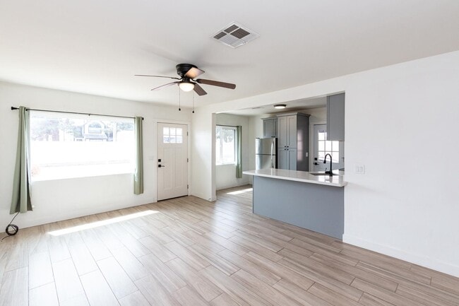 Photo - 114 E Elliot Rd