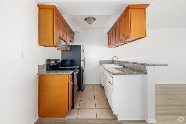 1BR, 1BA - 740SF - Kitchen