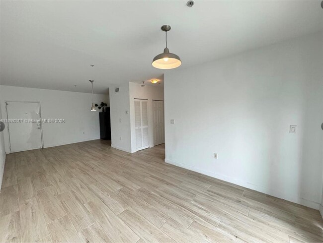 Photo - 529 NE 62nd St Unidad 302